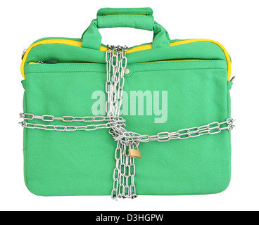 Ordinateur portable en parfait sac avec chaînes et cadenas. Plus isolé sur fond blanc Banque D'Images