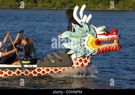 Les bateaux-dragons sur la rivière Willamette pendant Rose Festival, Portland, Oregon Banque D'Images