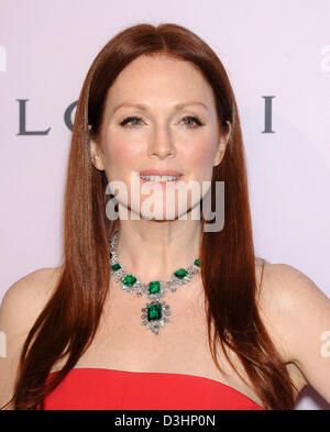 19 février 2013 - Los Angeles, Californie, États-Unis - Julianne Moore arrive pour l'Elizabeth Taylor's collection de bijoux Bvlgari Bvlgari au parti. (Crédit Image : © Lisa O'Connor/ZUMAPRESS.com) Banque D'Images