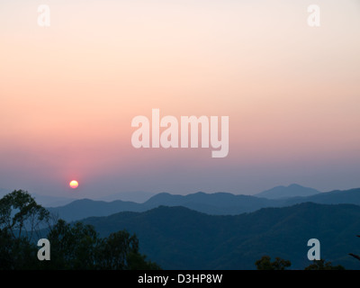 Coucher du soleil dans les montagnes, Doi Tung, Chiang Rai, Thaïlande Banque D'Images