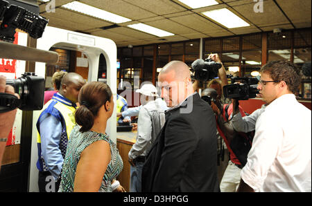 PRETORIA, AFRIQUE DU SUD : Oscar Pistorius Carl Pistorius, le frère d'arriver à la Cour de magistrat de Pretoria le 19 février 2013 pour l'audience de son frère à Pretoria, Afrique du Sud. Pistorius est qui est accusé d'avoir assassiné sa petite amie Reeva Steenkamp, dans sa maison de bois d'argent est qui se présentent au tribunal pour son cautionnement. (Photo par Gallo Images / Photos / Felix24 Dlangamandla) Banque D'Images