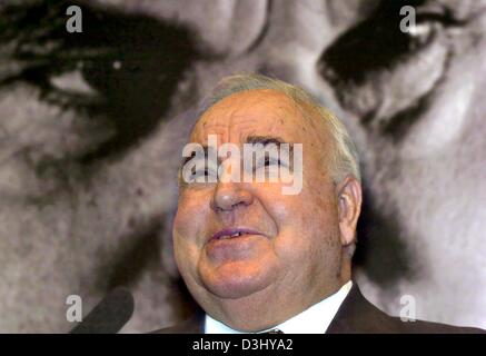 (Afp) - L'ancien chancelier allemand Helmut Kohl sourit au cours de la présentation de son nouveau livre intitulé "Helmut Kohl, Erinnerungen 1930-1982' (mémoires 1930-1982) en face d'une affiche montrant la couverture du livre à Berlin, le jeudi 4 mars 2004. L'autobiographie de 684 pages a été publié par Droemer. Banque D'Images