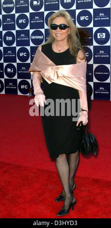 (Afp) - L'actrice Faye Dunaway nous porte des lunettes de soleil et de sourire alors qu'elle pose à son arrivée à l'Independent Spirit Awards à Santa Monica, Californie, USA, 28 février 2004. Banque D'Images