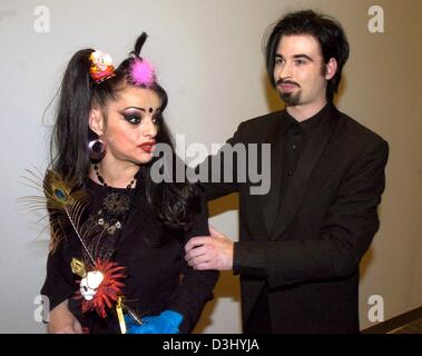 (Afp) - La chanteuse Allemande Nina Hagen (L), et son mari, nouveau chanteur danois Anders Alexander Breinholm, alias Rocco, marcher à côté de l'autre après avoir reçu les Nubians le prix de la culture le journal "B.Z." (Berliner Zeitung) à Berlin, le 27 janvier 2004. Hagen a été honoré pour ses réalisations en tant que musicien, ses performances non classique et sa grande mutabilité. Banque D'Images