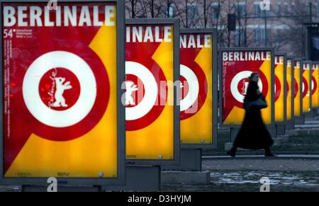 (Dpa) - Affiches annoncer le 54e Festival du Film de Berlin à la Potsdamer Platz (Place de Potsdam) à Berlin, le 26 janvier 2004. 360 films seront projetés au cours de cette année, la Berlinale qui se déroulera du 5 au 15 février 2004. 23 des films sera en concurrence, y compris quatre des États-Unis et trois de France. Banque D'Images