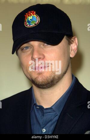 (Afp) - L'acteur américain Leonardo DiCaprio sourit à Los Angeles, le 22 janvier 2004. Banque D'Images