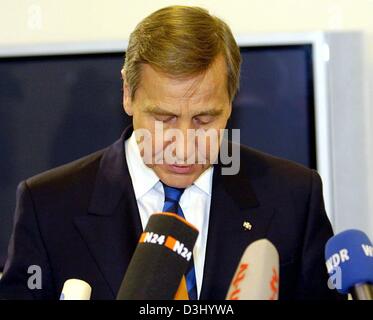 (Afp) - Le ministre allemand de l'économie, Wolfgang Clement (SPD) prend la parole lors d'une conférence de presse à Düsseldorf, Allemagne, le lundi 24 janvier 2004. Le gouvernement allemand a limogé le chef de l'Office fédéral du Travail, Florian Gerster, après une dispute au sujet de la mauvaise gestion. Banque D'Images