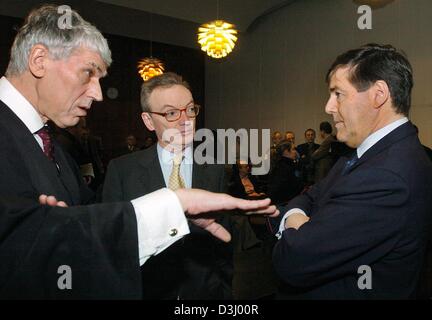 (Afp) - Josef Ackermann (R), président de la Deutsche Bank AG, parle à Klaus Esser (C), ancien président de Mannesmann, et l'avocat de Esser Sven Thomas (L) peu avant le début de session tous les jours dans le procès Mannesmann au Tribunal de District de Düsseldorf, Allemagne, 22 janvier 2004. Après une dispute au sujet de la réputation des erreurs formelles le procès Mannesmann a continué avec les états financiers de la Banque D'Images