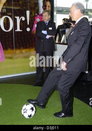 (Afp) - Franz Beckenbauer, président du comité d'organisation de la Coupe du Monde FIFA 2006, un coup d'boule tout ministre Allemand du Travail et de l'économie de services est sur sur un stand de la Telekom AG pendant une Coupe du Monde 2006 Conférence d'investissement à Leipzig, Allemagne, 22 janvier 2004. Les participants de la conférence a discuté dans les ateliers les différentes possibilités d'activité et d'investissements dans Banque D'Images