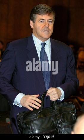 (Afp) - Josef Ackermann, président de la Deutsche Bank AG, tient sa serviette dans ses mains avant le début de la deuxième session du procès Mannesmann au tribunal de district en Duesseldrof, Allemagne, 22 janvier 2004. Après une dispute au sujet de la réputation des erreurs formelles le procès Mannesmann a continué avec les déclarations des accusés. Le procès porte sur les indemnités de départ controversé Banque D'Images