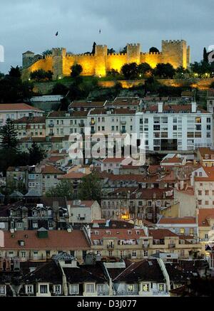 (Afp) - une vue sur une mer de maisons vers l'illumiated Castelo de Sao Jorge dans Alfama, un district de Lisbonne, Portugal, le 29 octobre 2003. Lisbonne, capitale du Portugal, est un des lieux qui accueillera le championnat de football du 12 juin au 4 juillet au Portugal. Banque D'Images