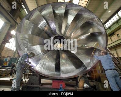 (Afp) - Les travailleurs de l'usine machine Voith construire une roue de turbine d'un diamètre de cinq mètres d'une station d'énergie hydroélectrique Borcha en Turquie, à Heidenheim, Allemagne, 7 mars 2003. Dans sa pire montrant en une décennie, l'économie a diminué de 0,1 pour cent en 2003, tandis que le rythme de la reprise jusqu'à présent était en cours d'exécution ci-après les premières projections, les fonctionnaires ont déclaré le 15 janvier 200 Banque D'Images