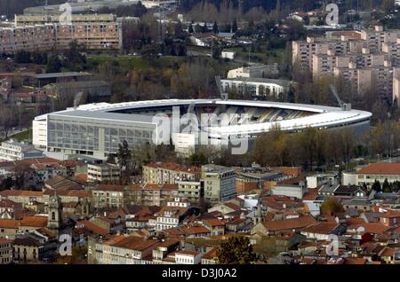 (Afp) - Une vue de la D. Afonso-Henriques-Stadium de Guimaraes, au nord du Portugal, 2 décembre 2003. Le stade d'une capacité de 30 000 places est l'un des lieux de l'Europe de football qui se tiendra du 12 juin au 4 juillet 2004. Banque D'Images