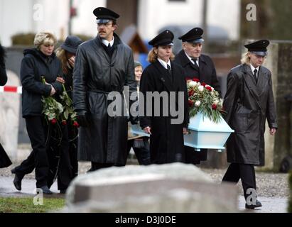 (Afp) - les porteurs portent le cercueil cercueil de trois ans dans le cimetière de Carolin suivie de la grand-mère de Caroline (3e à partir de la R) et parents en Gundelfingen, Allemagne, 15 janvier 2004. Il y a une semaine, la jeune fille a été découvert avec de graves blessures dans un toilettes des femmes à l'hôpital de Weissenhorn, allemagne. Carolin est mort peu après. Vendredi dernier, la mère de la fille et ses boyfri Banque D'Images