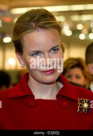 (Afp) - la princesse Mathilde de Belgique sourit lors de sa visite au salon du textile à Francfort, Allemagne, 15 janvier 2004. Avec son mari, le prince Philippe de Belgique, Mathilde a visité les stands d'environ 90 exposants se informedabout beglian keept les dernières tendances en matière de textiles. Juste va durer jusqu'au 17 janvier. La Belgique est le pays de coopérer sur la th Banque D'Images