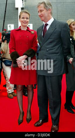 (Afp) - le prince Philippe de Belgique et son épouse la princesse Mathilde visite le stand d'un fabricant belge de textile au textile Fair à Francfort-sur-Main, Allemagne, 15 janvier 2004. Le couple a visité les stands d'environ 90 exposants se informedabout beglian keept les dernières tendances en matière de textiles. Juste va durer jusqu'au 17 janvier. La Belgique est le co-chef d'exploitation Banque D'Images