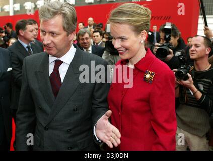 (Afp) - le prince Philippe de Belgique et son épouse la princesse Mathilde visite le stand d'un fabricant belge de textile au textile Fair à Francfort-sur-Main, Allemagne, 15 janvier 2004. Le couple a visité les stands d'environ 90 exposants se informedabout beglian keept les dernières tendances en matière de textiles. Juste va durer jusqu'au 17 janvier. La Belgique est le co-chef d'exploitation Banque D'Images