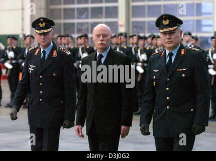 (Afp) - Le ministre allemand de la défense Peter Struck (C), Gerhard (R), l'ancien chef d'état-major de l'armée allemande, et le successeur de retour Klaus-Peter Stieglitz (L) inspecter les gardes d'honneur à Cologne, Allemagne, 12 janvier 2004. Stieglitz sera le 13e inspecteur général et chef d'état-major de l'armée allemande, tandis que l'arrière va devenir suppreme commandant de l'air alliées pour Banque D'Images