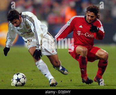 (Afp) - le Bayern Munich Bixente Lizarazu défenseur français (R) de Madrid, le milieu de terrain fautes portugais Luis Figo lors de la ronde de la Ligue des Champions de football 16 match entre le FC Bayern Munich et le Real Madrid à Munich, Allemagne, 24 février 2004. Le jeu s'est terminée par un nul 1-1. Banque D'Images