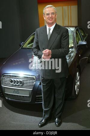 (Afp) - Martin Winterkorn, président du Conseil de Audi AG, sourire alors qu'il se tient en face de la nouvelle Audi A6 modèle pendant un équilibre conférence de presse à Berlin, Allemagne, 25 février 2004. Audi AG est dans l'espoir d'un nouveau chiffre d'affaires et des ventes record en 2004 après le lancement de la nouvelle A6 et A3 modèles de voiture et les premiers signes d'un rétablissement de la direction générale. Winterkorn a déclaré que le résultat d'affaires fo Banque D'Images