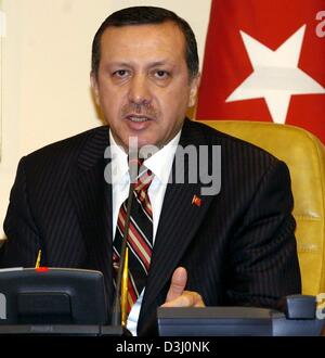 (Afp) - Le Premier ministre turc Recep Tayyip Erdogan prend la parole lors d'une conférence de presse à Ankara, Turquie, 23 février 2004. Banque D'Images