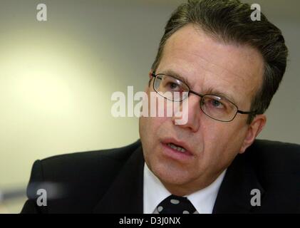 (Afp) - Frank-Juergen Weise, le nouveau chef de l'Office fédéral du Travail (Bundesanstalt für Arbeit), parle dans son bureau à Nuremberg, Allemagne, 18 février 2004. Weise a anciennement été Directeur financier de l'Office fédéral de l'emploi et réussi Florian Gerster comme président au début de février 2004. Un membre de l'Union chrétienne-démocrate, Weise est une forme Banque D'Images