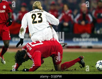 (Dpa), Michael Ballack (bas) du Bayern Munich et le Real Madrid joueur David Beckham lutte pour le ballon pendant le match de la Ligue des Champions entre le FC Bayern Munich et le Real Madrid à Munich le Mardi, 24 février 2004. Banque D'Images