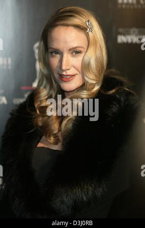 (Afp) - L'actrice Kelly Lynch nous arrive pour la cérémonie de remise des prix de la Costume Designer Guild Awards à Los Angeles, USA, 21 février 2004. Banque D'Images