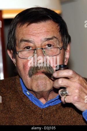 (Afp) - L'auteur allemand Guenter Grass fume dans son étude à Luebeck, Allemagne du nord, 17 février 2004. Le lauréat du Prix Nobel de littérature a invité environ 90 personnes pour discuter de son livre "mon siècle" à l'Guenter-Grass-chambre. Grass est né à Danzig, Allemagne (aujourd'hui Gdansk, Pologne), le 16 octobre 1927. Son premier roman, 'Die Blechtrommel' ('le tambour', 1959) est devenu un dans Banque D'Images