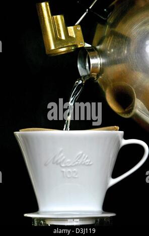 (Afp) - l'eau chaude provenant d'une électrique est versé dans un porte-filtre à café Melitta à Duesseldorf, Allemagne, 16 février 2004. Melitta a été fondée en 1908 comme une entreprise familiale dont le siège est à Minden et a acquis une reconnaissance internationale pour sa large gamme de produits concernant la consommation de café (café, filtres à café, machines à café, etc. autour de 50 associés co Banque D'Images