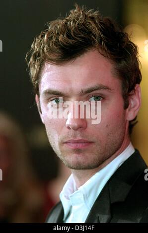 (Afp) - L'acteur britannique Jude Law pose au cours d'une séance de photos durant la 54e Berlinale Festival International du Film de Berlin, 11 février 2004. Law a présenté son film "Cold Mountain". Banque D'Images