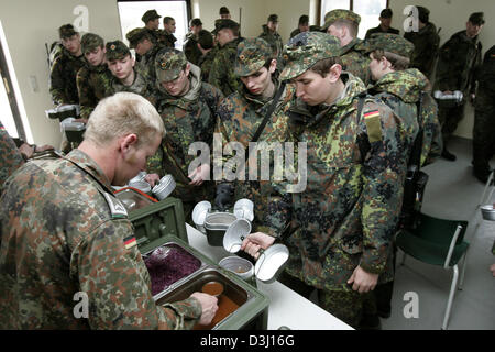 (Afp) - l'image montre conscrits queuing pour recevoir leurs rations alimentaires au guichet pendant leur formation militaire de base à la caserne en Knuell Schwarzenborn, Allemagne, 14 avril 2005. Banque D'Images