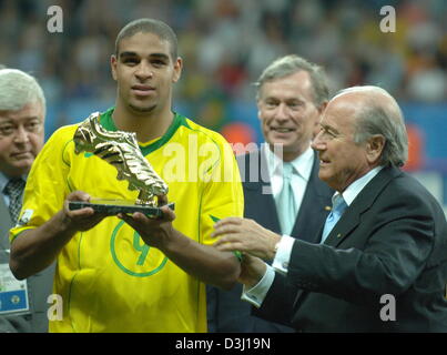 (Afp) - Le joueur de soccer brésilien Adriano détient le trophée du meilleur goalgetter dans ses mains alors que le président de la FIFA Joseph Blatter (R) et le président allemand Horst Koehler (2e à partir de la R) chercher sur l'équipe d'Adriano après avoir remporté le match final du tournoi de la Coupe des Confédérations le Brésil contre l'Argentine à Francfort, Allemagne, 29 juin 2005. Le Brésil a remporté le match 4-1. (Eds : utilisation d'Internet et mobile app Banque D'Images