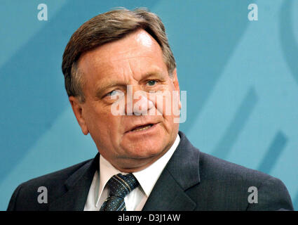 (Afp) - Le fichier photo, datée du 24 juin 2005, indique le directeur exécutif de la compagnie allemande Hartmut Mehdorn le chancelier allemand Gerhard Schroeder lors d'une conférence de presse avec à la chancellerie à Berlin. Banque D'Images