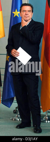 (Afp) - Le fichier photo, datée du 24 juin 2005, montre le chancelier allemand Gerhard Schroeder lors d'une conférence de presse avec le directeur exécutif de la compagnie allemande Hartmut Mehdorn à la chancellerie à Berlin. Banque D'Images