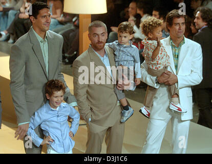 (Afp) - les acteurs brésiliens célèbres et les modèles posent avec leurs enfants sur le podium lors d'un show de créateur de mode brésilien Ricardo Almeida à Sao Paulo, Brésil, 28 juin 2005. Le spectacle faisait partie de la cérémonie d'ouverture officielle de la 10e semaine de la mode de Sao Paulo. Banque D'Images