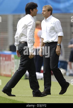 (Afp) - L'entraîneur de football allemand Jürgen Klinsmann (R) et son assistant Joachim Loew (L) se tiennent près de la ligne de côté au cours de la troisième place du tournoi de la Coupe des Confédérations l'Allemagne contre le Mexique à Leipzig, Allemagne, 29 juin 2005. (Eds : utilisation d'Internet et d'applications mobiles sous réserve de modalités et conditions de la FIFA) Banque D'Images