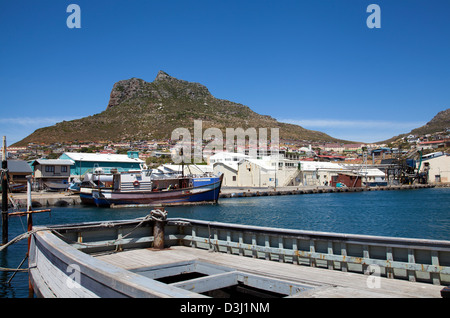 Les petits bateaux de pêche à Hout Bay Harbour contre Sentinel rocheux - Cape Town - Afrique du Sud Banque D'Images