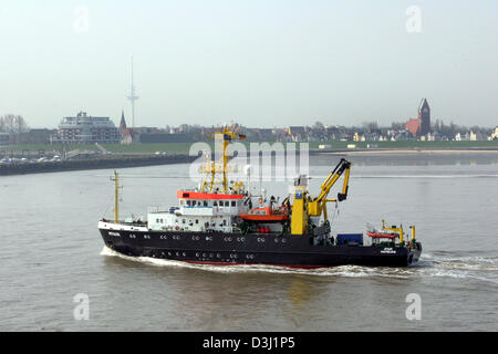 (Afp) - Le fichier photo, datée du 15 juin 2005, montre le navire de recherche Atair de la Federal Maritime et Hydrographique dans le Grimmershoern Agence Bay près de Cuxhaven, Allemagne. Banque D'Images