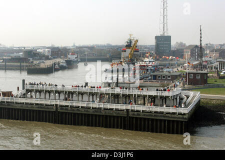 (Afp) - Le fichier photo, datée du 15 avril 2005, montre la vue depuis le ferry 'Duchess of Scandinavia" sur le rempart 'Vieux Love' de Cuxhaven, Allemagne. Banque D'Images