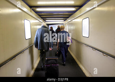 (Afp) - Le fichier photo, datée du 14 juin 2005, montre les passagers qui quittent le ferry 'Duchess of Scandinavia" d'Harwich, Grande-Bretagne. Banque D'Images