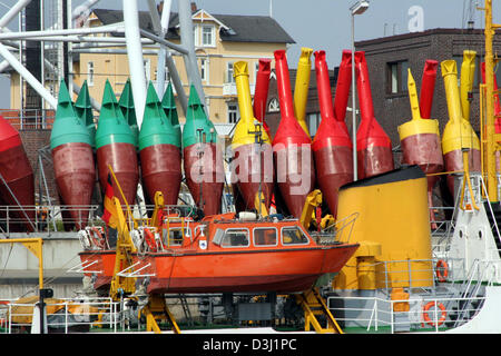 (Afp) - Le fichier photo, datée du 15 avril 2005, montre des bouées et la vie d'un bateau dans le port de Cuxhaven, Allemagne. Banque D'Images