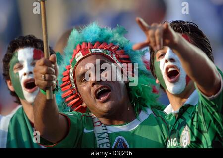 (Afp) - des fans de football mexicain cheer avant le match entre le Mexique et le Brésil à la Coupe des Confédérations 2005 à Hanovre, Allemagne, 19 juin 2005. Le Mexique a remporté le match 1-0. Banque D'Images