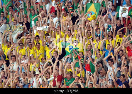 (Afp) - des fans de football brésilien et mexicain cheer avant le match Mexique contre le Brésil lors de la Coupe des Confédérations 2005 à Hanovre, Allemagne, 19 juin 2005. Le Mexique a remporté le match 1-0. Banque D'Images