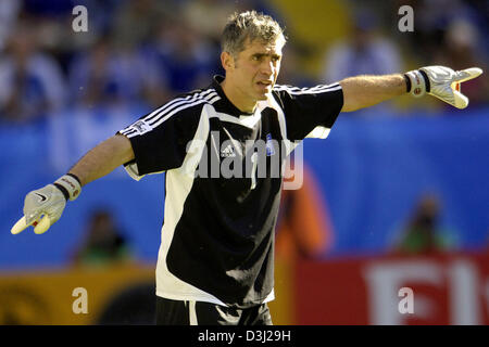 (Afp) - le gardien grec Antonios Nikopolidis gesticule lors du match contre le Japon à la Coupe des Confédérations 2005 à Francfort, Allemagne, 19 juin 2005. La Grèce a perdu le match 0-1. Banque D'Images