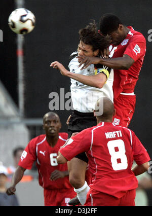 (Afp) - joueur de football allemand Michael Ballack (C) se bat pour la balle avec Tunesians Radhi Jaidi (R), Hatem Trabelsi (L) et Mehdi Nafti (C) au cours de l'avant, un match de groupe de la Coupe des Confédérations de la FIFA, la Tunisie - Allemagne tournoi à Cologne, Allemagne, 18 juin 2005. Banque D'Images