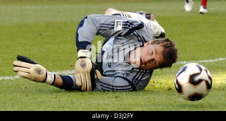 (Afp) - le gardien de but Allemand Jens Lehmann tente d'attraper la balle pendant le groupe un match de tournoi de la Coupe des Confédérations Tunisie - Allemagne à Cologne, Allemagne, 18 juin 2005. Banque D'Images