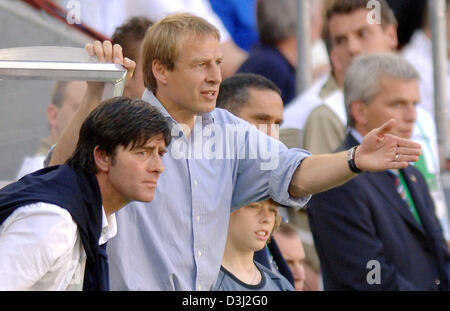 (Afp) - L'entraîneur de football allemand Jürgen Klinsmann (2e à partir de L) et son assistant Joachim Loew (L) au cours de la geste d'un groupe de match tournoi de la Coupe des Confédérations Tunisie - Allemagne à Cologne, Allemagne, 18 juin 2005. Banque D'Images