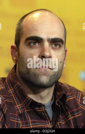 (Afp) - L'acteur espagnol Luis Tosar semble concentré pendant une conférence de presse à la 54e Berlinale Festival International du Film de Berlin, 9 février 2004. Tosar a présenté son nouveau film 'La vida que te espera' ('votre prochaine vie'). Banque D'Images