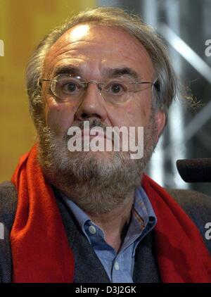 (Afp) - directeur espagnol Manuel Gutierrez Aragon semble concentré pendant une conférence de presse à la 54e Berlinale Festival International du Film de Berlin, 9 février 2004. Tosar a présenté son nouveau film 'La vida que te espera' ('votre prochaine vie'). Banque D'Images